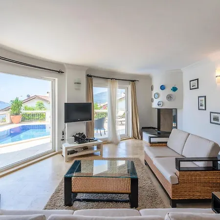 Sleeps 8 Pool Air Con Wifi