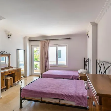 Sleeps 8 Pool Air Con Wifi فيلة